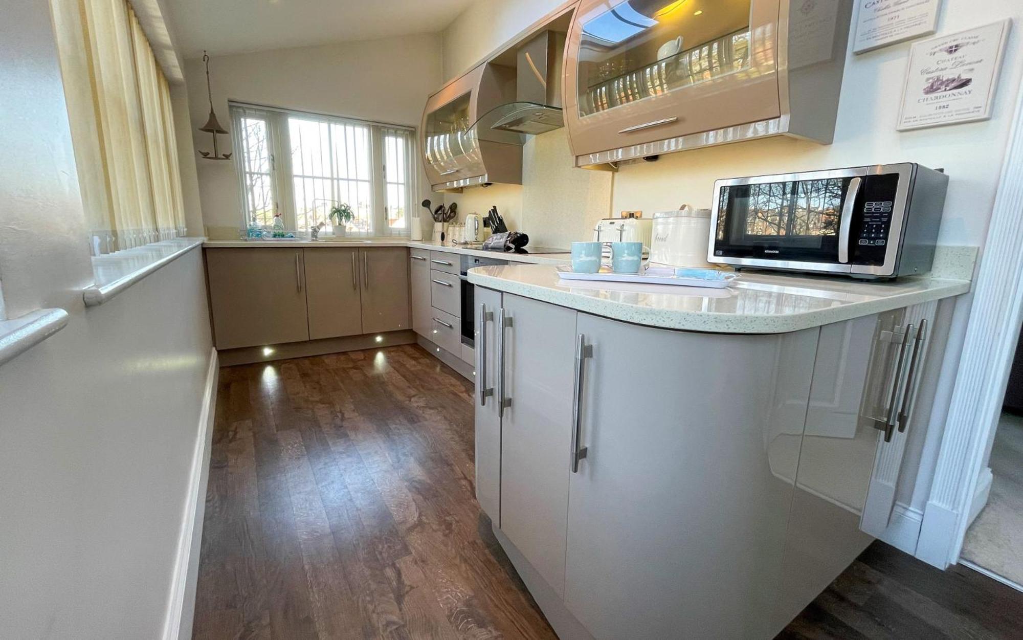 Exceptional Two-bedroom In With Parking And Stunning Views Apartment *