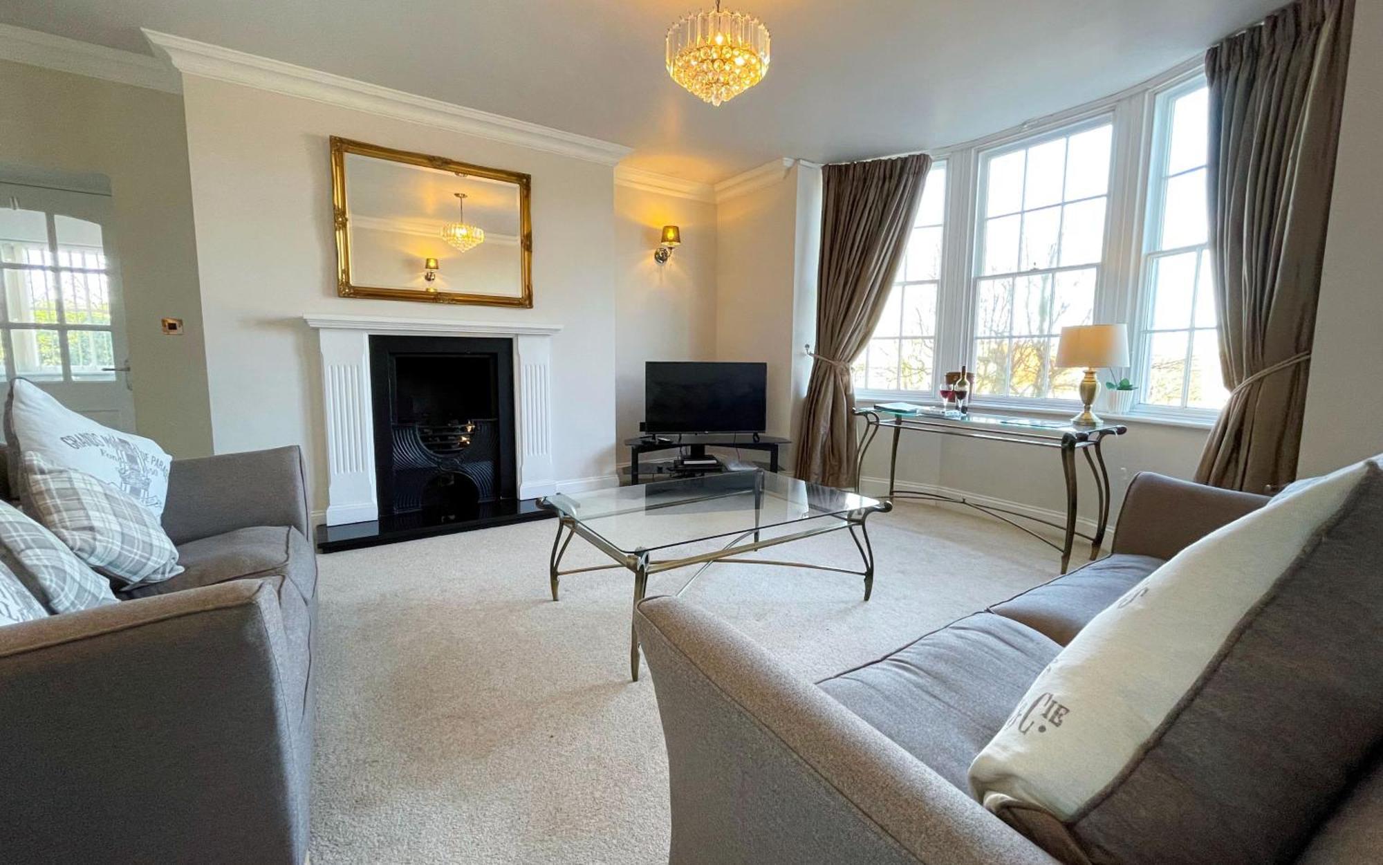 Apartment Exceptional Two-bedroom In With Parking And Stunning Views