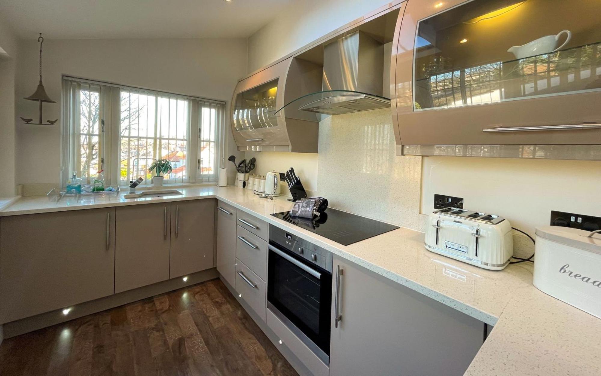 Exceptional Two-bedroom In With Parking And Stunning Views Apartment