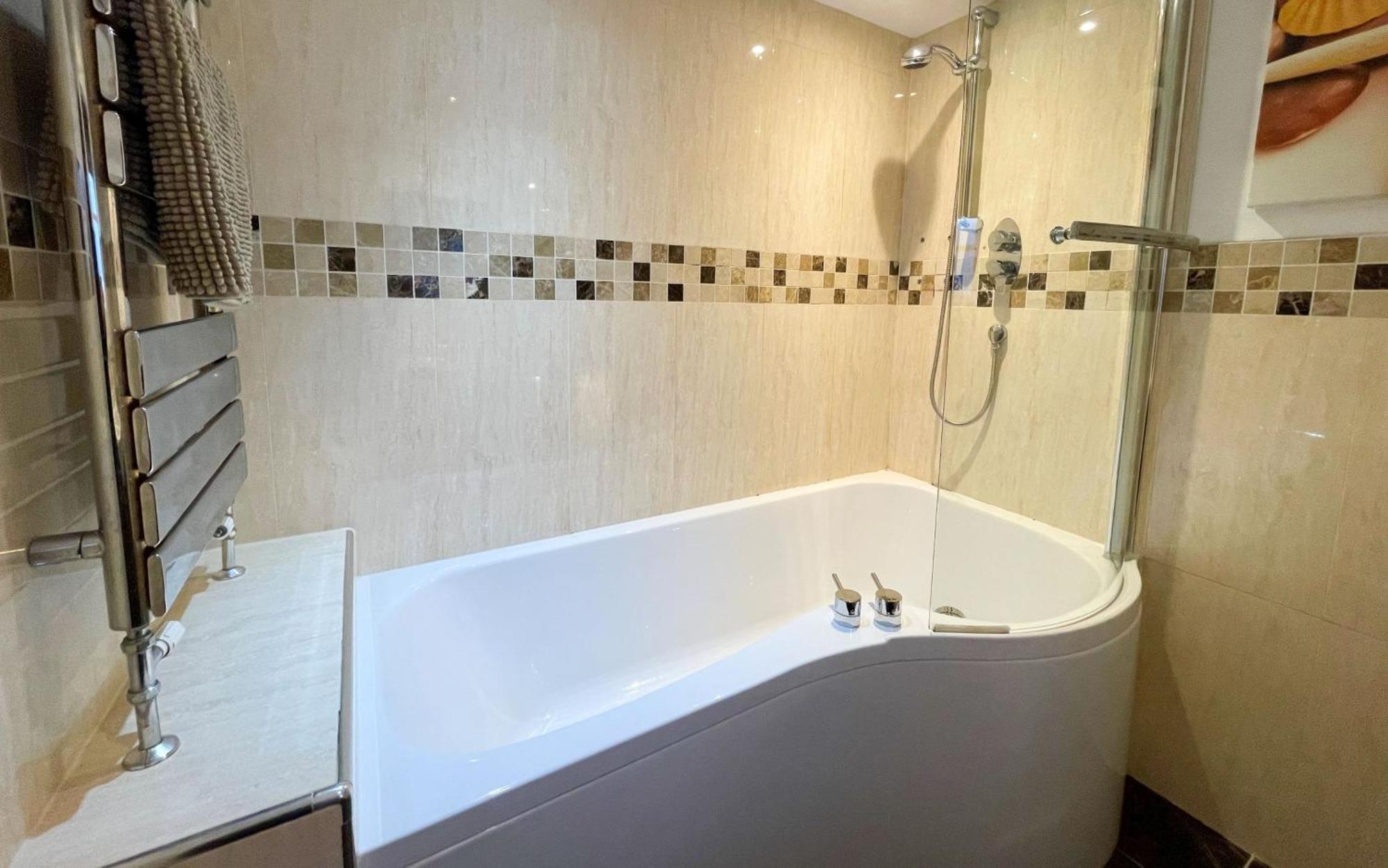 Exceptional Two-bedroom In With Parking And Stunning Views Apartment