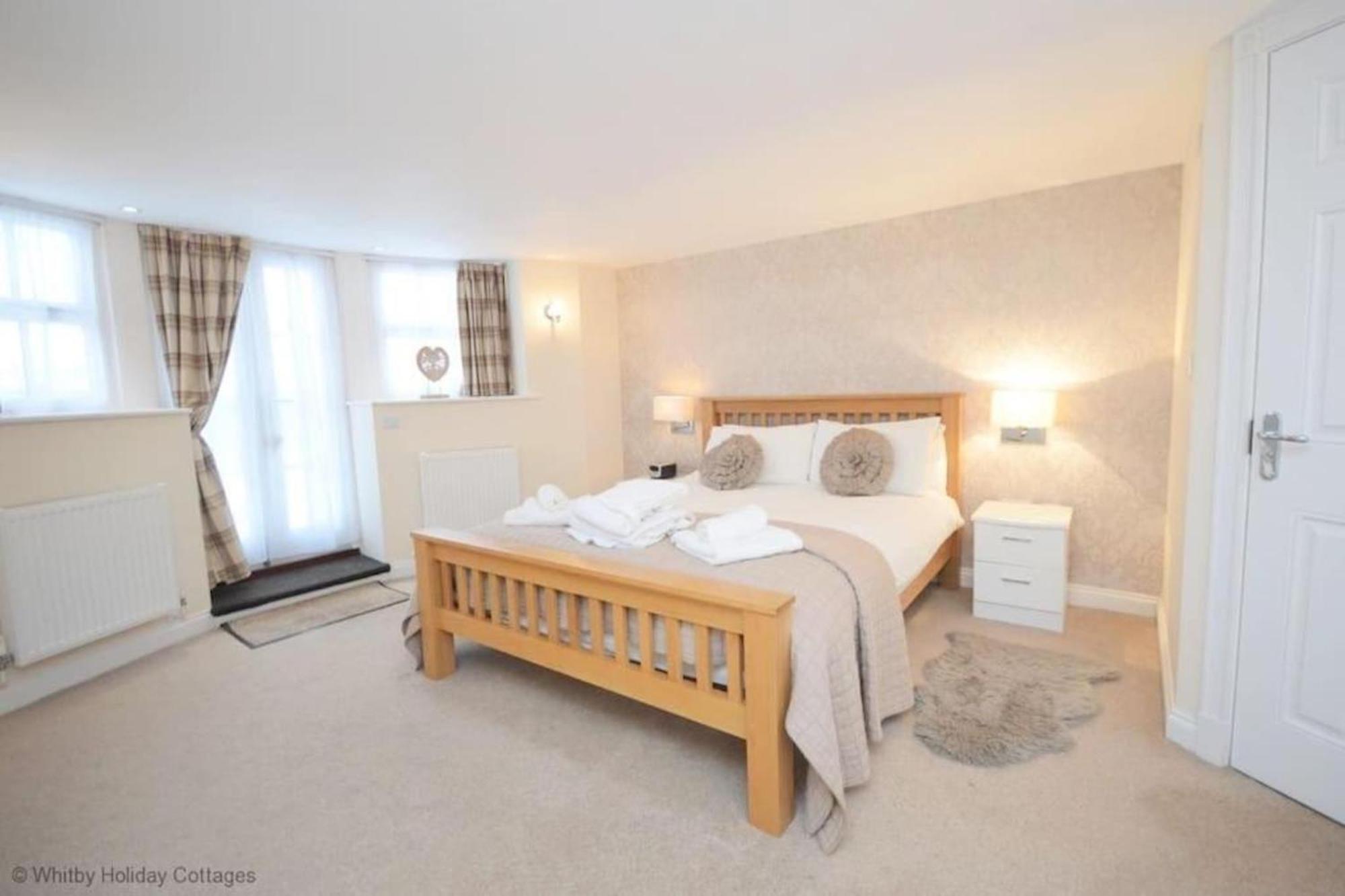 Exceptional Two-bedroom In With Parking And Stunning Views *
