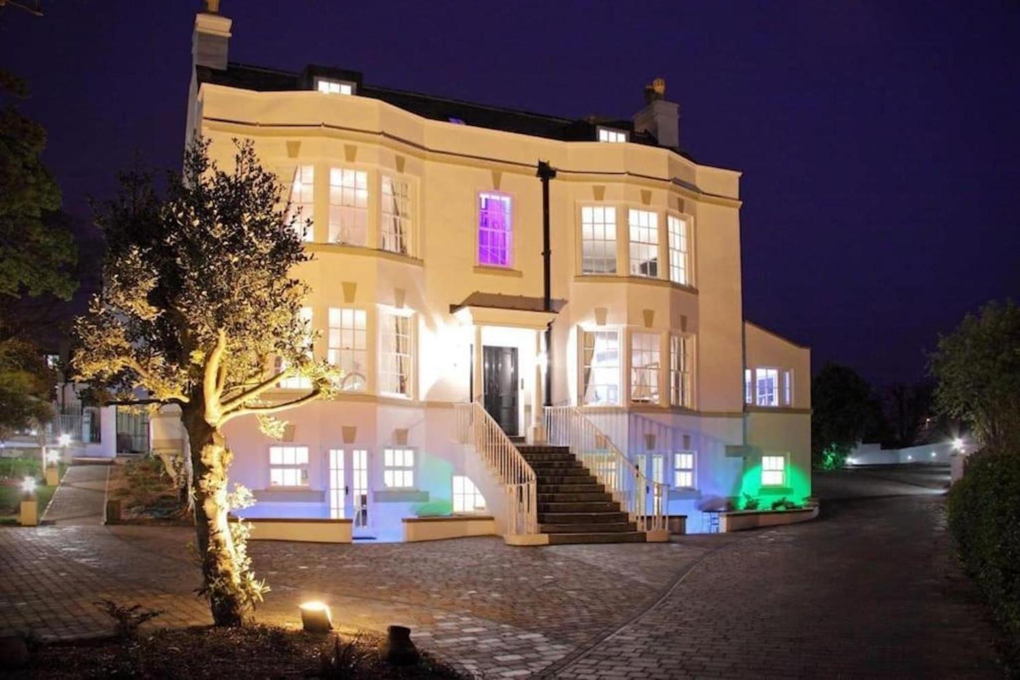 Exceptional Two-bedroom In With Parking And Stunning Views Apartment *