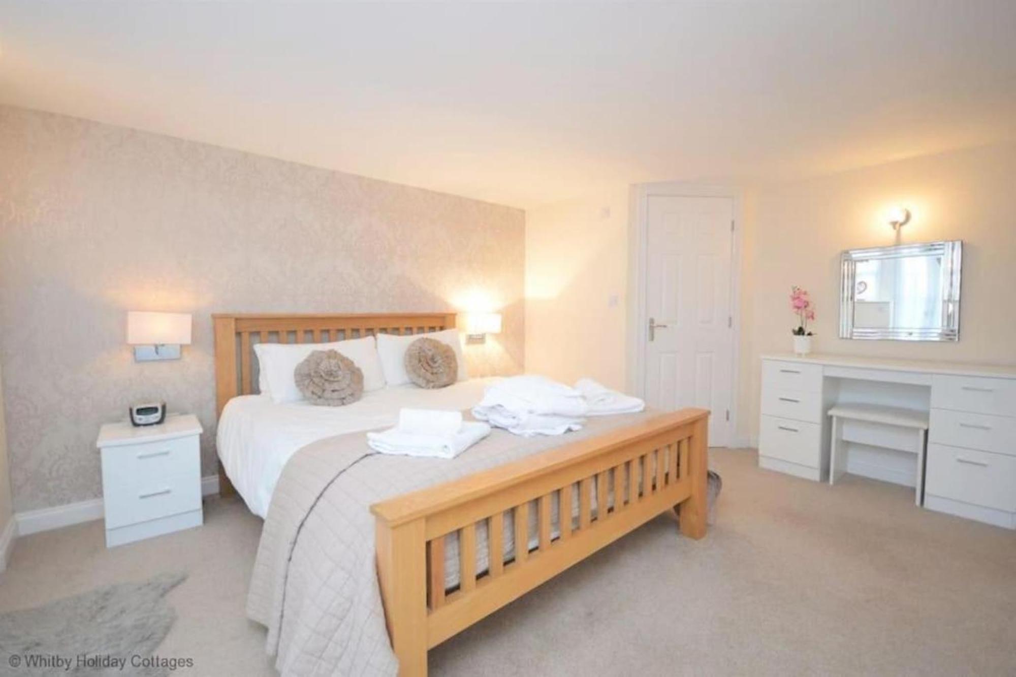 Exceptional Two-bedroom In With Parking And Stunning Views Apartment