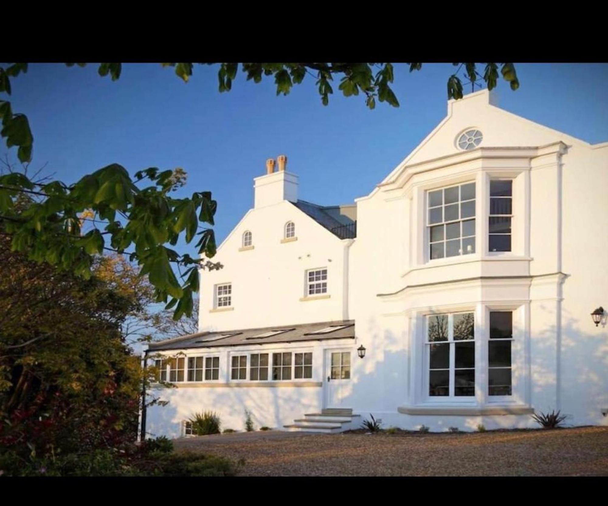 Apartment Exceptional Two-bedroom In With Parking And Stunning Views Whitby