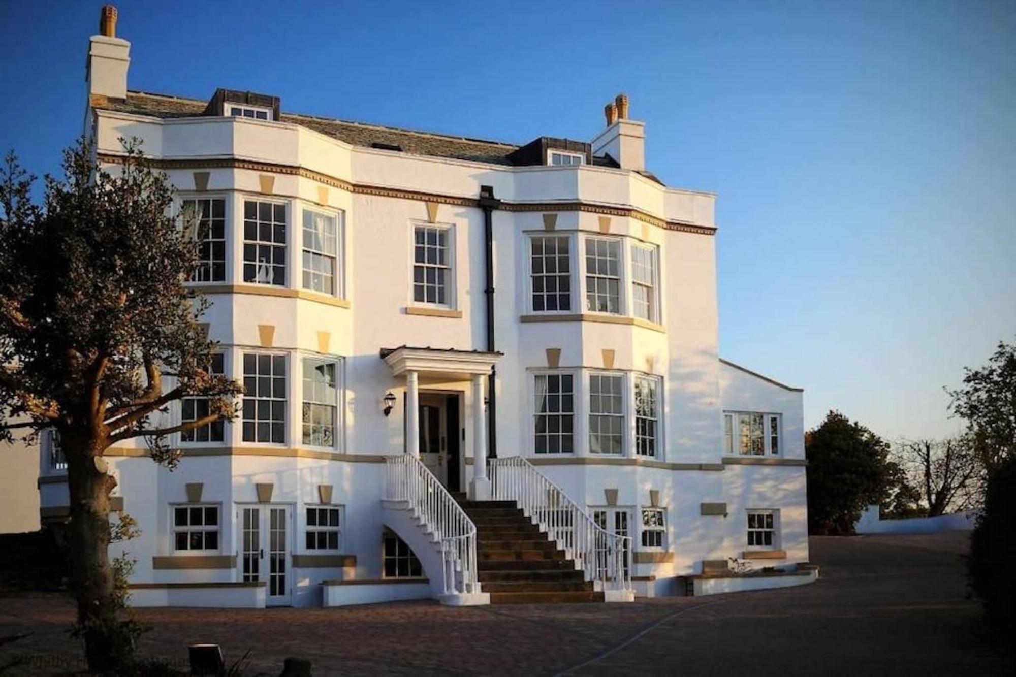 Exceptional Two-bedroom In With Parking And Stunning Views *
