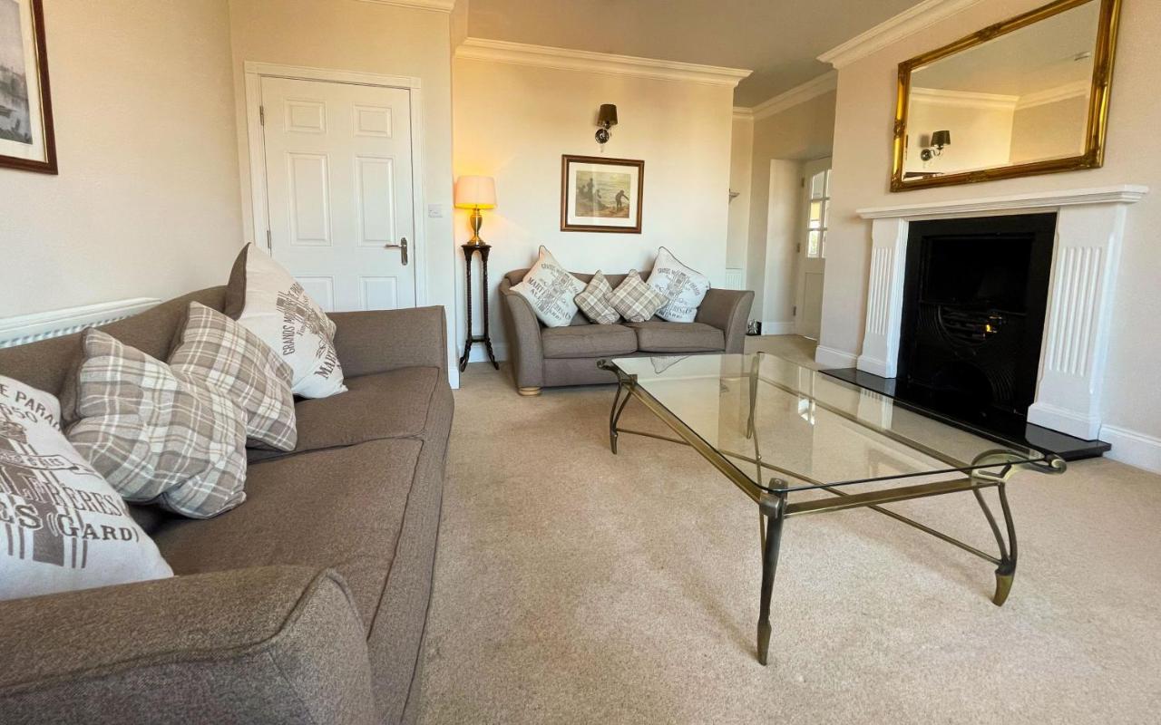 Apartment Exceptional Two-bedroom In With Parking And Stunning Views Whitby